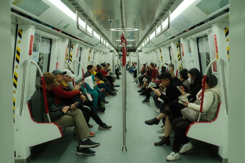 地铁上乘客使用手机