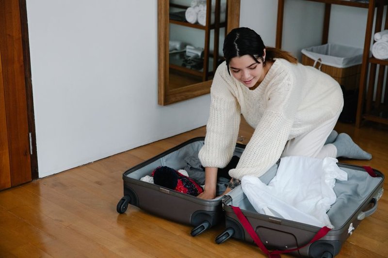 旅行衣物卷筒折叠法示范
